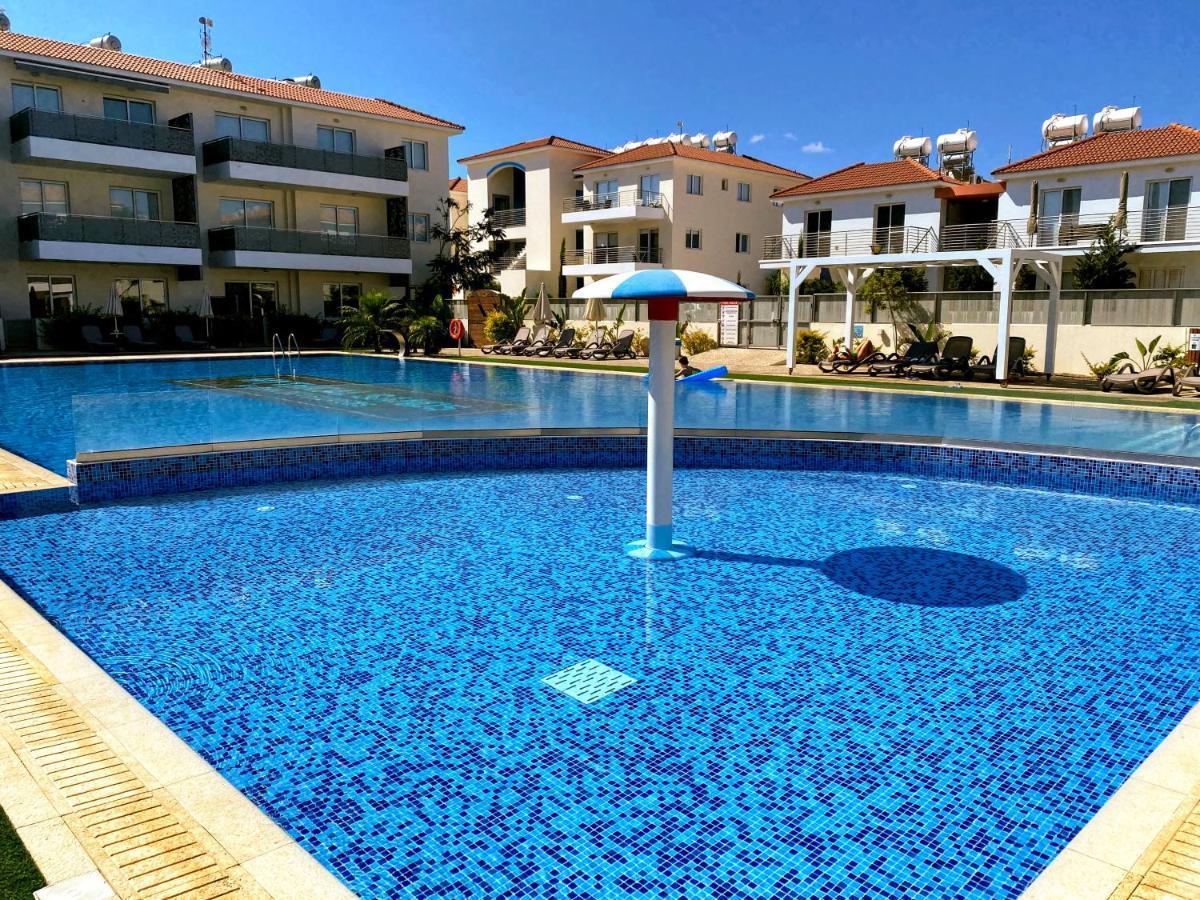 Domino Blue Apartment Paralimni Exterior photo