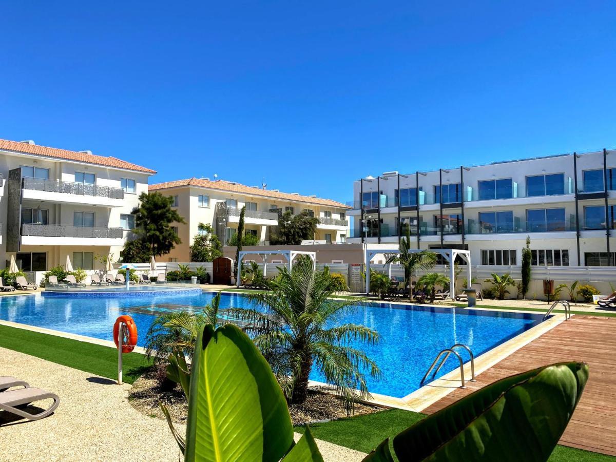 Domino Blue Apartment Paralimni Exterior photo