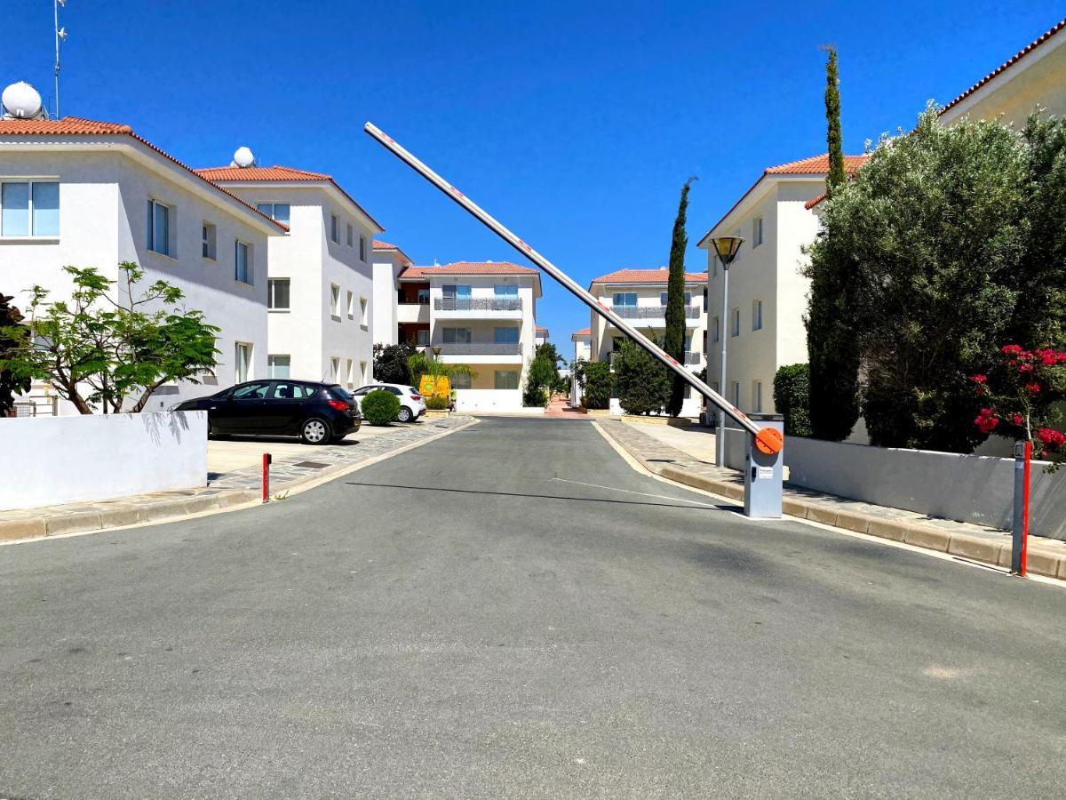 Domino Blue Apartment Paralimni Exterior photo