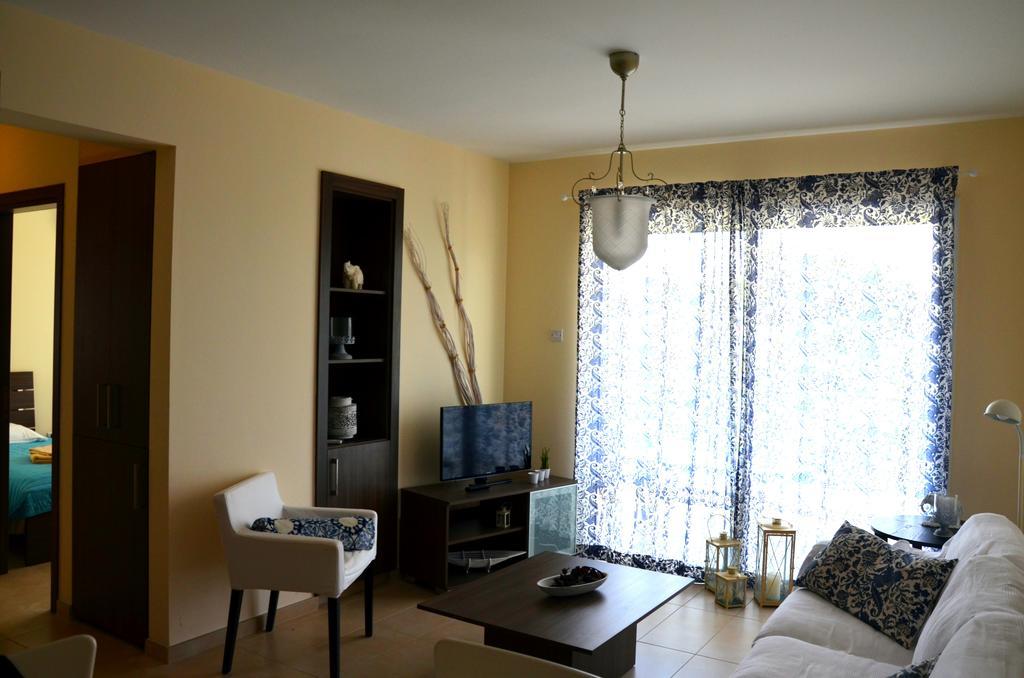 Domino Blue Apartment Paralimni Exterior photo